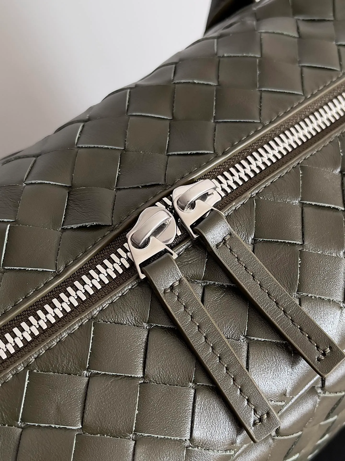 Batch 3960 Let's go on a trip✈️BOTTEGA VENETA men's travel bag is no heavier than a suitcase. The capacity and lightness of this travel bag are really suitable for short trips. The soft cow leather reduces the burden on the hands. The capacity is very nice. Style number: 765620 Size: 50*41*15cm